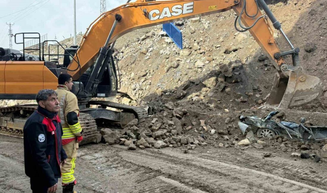 Hatay’da çöken istinat duvarının altında kalarak hurdaya dönen araçlar ekiplerin