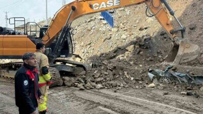 Hatay’da çöken istinat duvarının altında kalarak hurdaya dönen araçlar ekiplerin