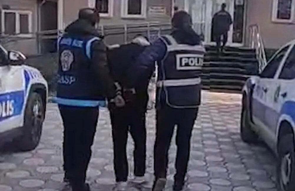 Kayseri’nin Melikgazi ilçesinde tüfekle bir işyerini kurşunlayan şahıs yakalandı. Edinilen