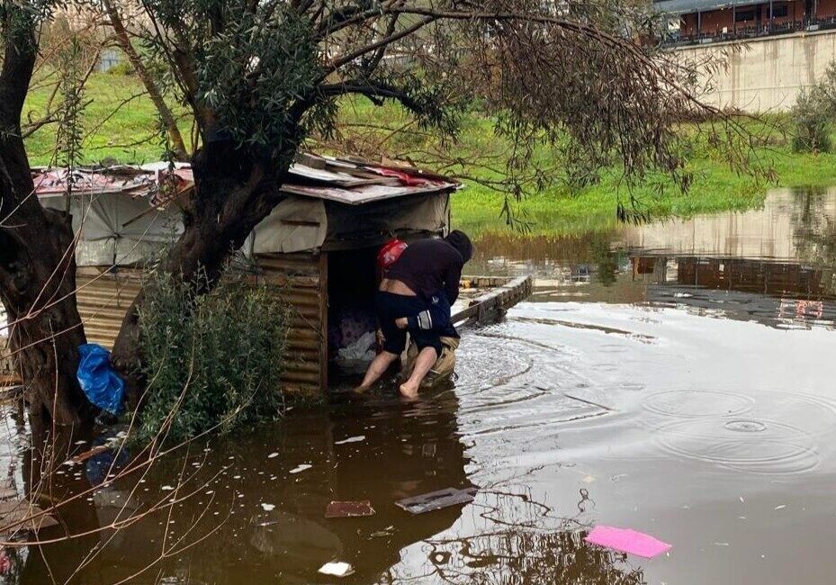İzmir’de etkili olan şiddetli yağış sırasında boş arazideki barakaya sığınan