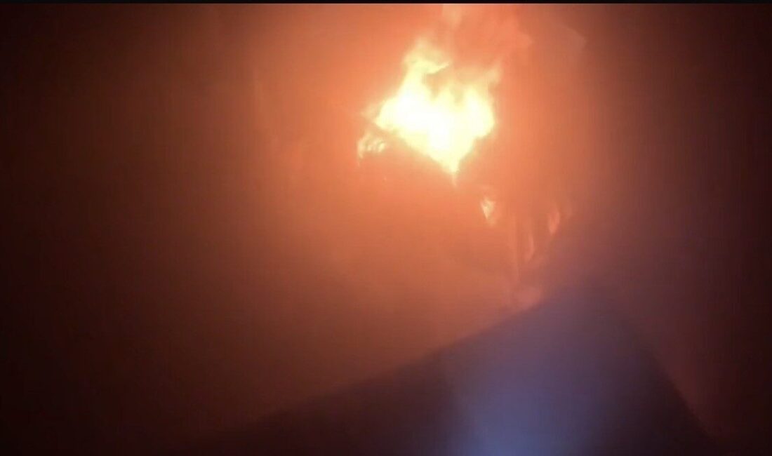 Diyarbakır’ın merkez Bağlar ilçesinde itfaiye erlerinin, ateşe verilen evi söndürme