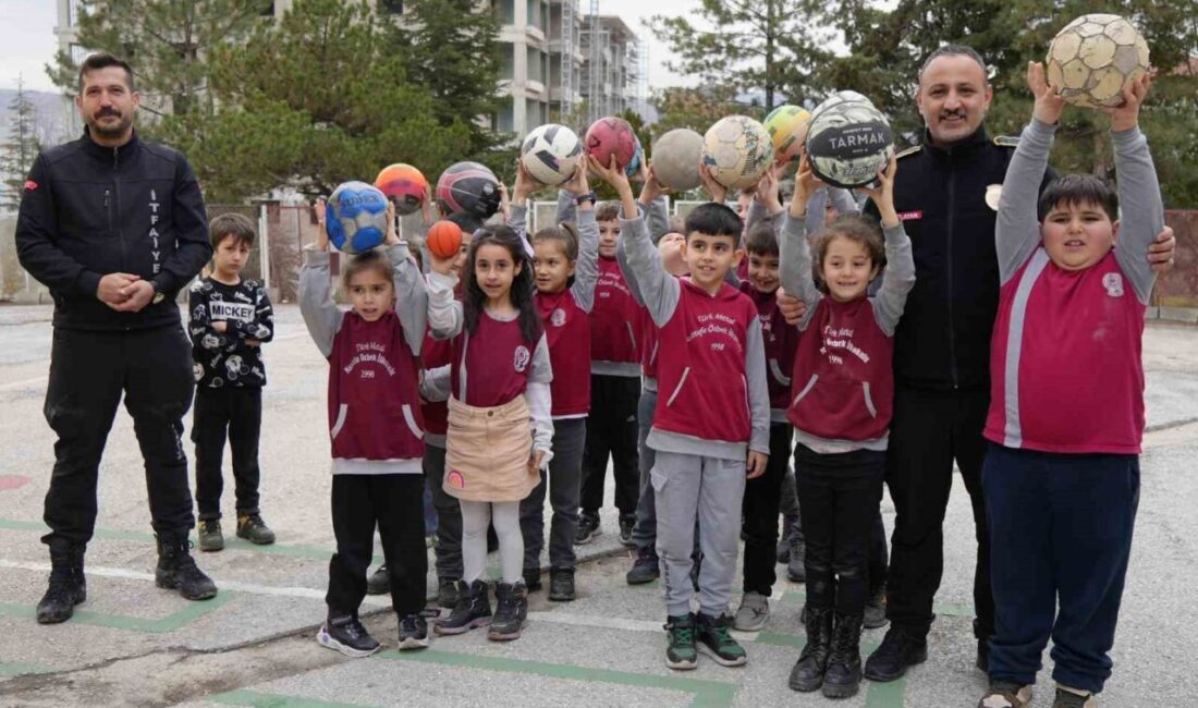 Kırıkkale’de itfaiye ekipleri, bir okulun spor salonunun çatısına kaçan topları