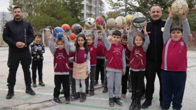 Kırıkkale’de itfaiye ekipleri, bir okulun spor salonunun çatısına kaçan topları