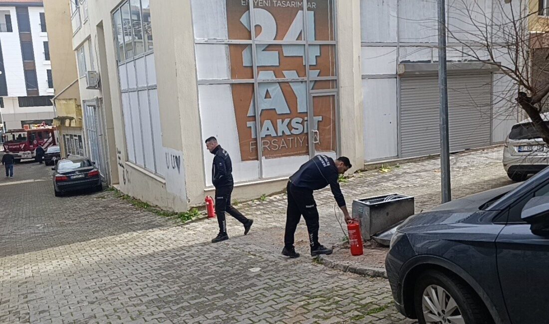 Antalya’nın Manavgat ilçesinde yangın ihbarına giden itfaiye ekipleri, sokak girişine