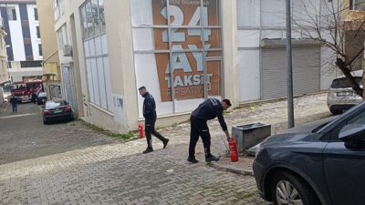 Antalya’nın Manavgat ilçesinde yangın ihbarına giden itfaiye ekipleri, sokak girişine