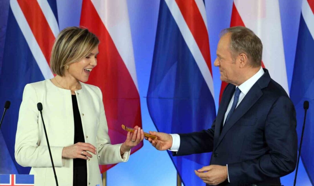 İzlanda Başbakanı Kristrun Frostadottir, Polonya’nın başkenti Varşova’da Polonya Başbakanı Donald