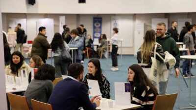 İzmir Ekonomi Üniversitesi (İEÜ), öğrencilerine ve mezunlarına yeni iş fırsatları