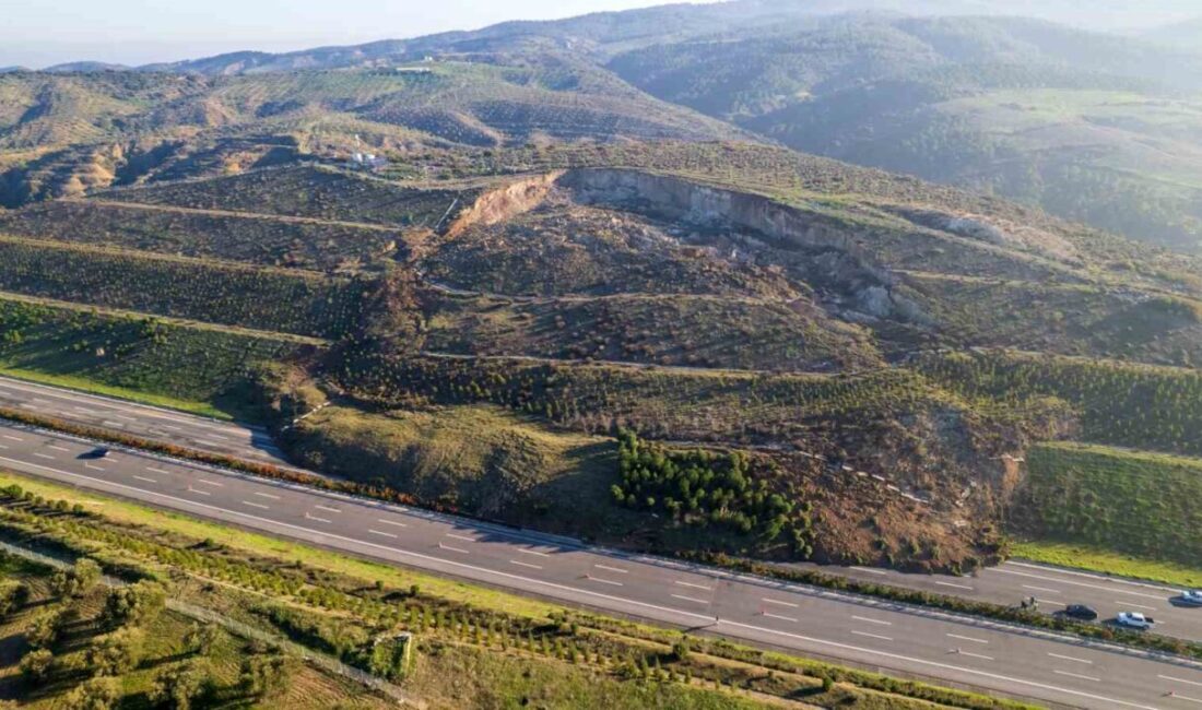 İstanbul-İzmir Otoyolu’nun Manisa geçişinde meydana gelen toprak kayması nedeniyle ulaşımda