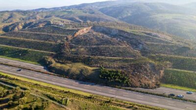İstanbul-İzmir Otoyolu’nun Manisa geçişinde meydana gelen toprak kayması nedeniyle ulaşımda