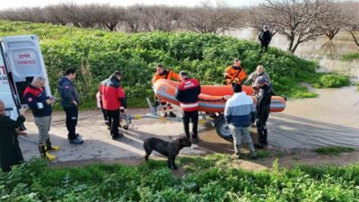 İzmir’de etkili olan yoğun yağışların ardından Büyükşehir Belediyesi İtfaiyesi, Menemen