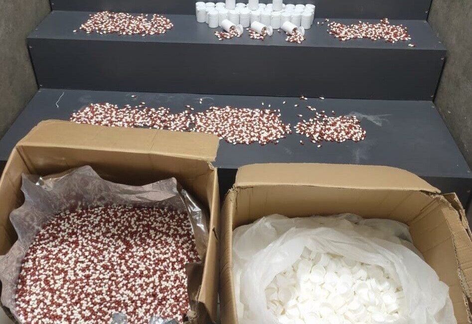 İzmir’in Konak ilçesinde narko-alan ekiplerince düzenlenen operasyonda, bir adreste yapılan