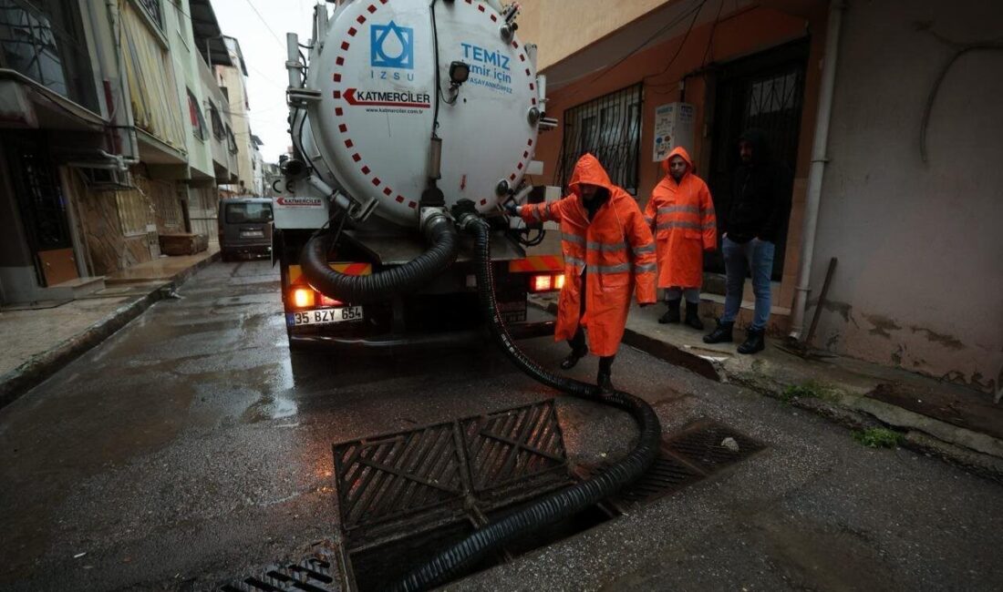 Meteoroloji’nin turuncu kodlu yağış uyarısı verdiği İzmir’de kuvvetli sağanak kent