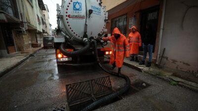 Meteoroloji’nin turuncu kodlu yağış uyarısı verdiği İzmir’de kuvvetli sağanak kent