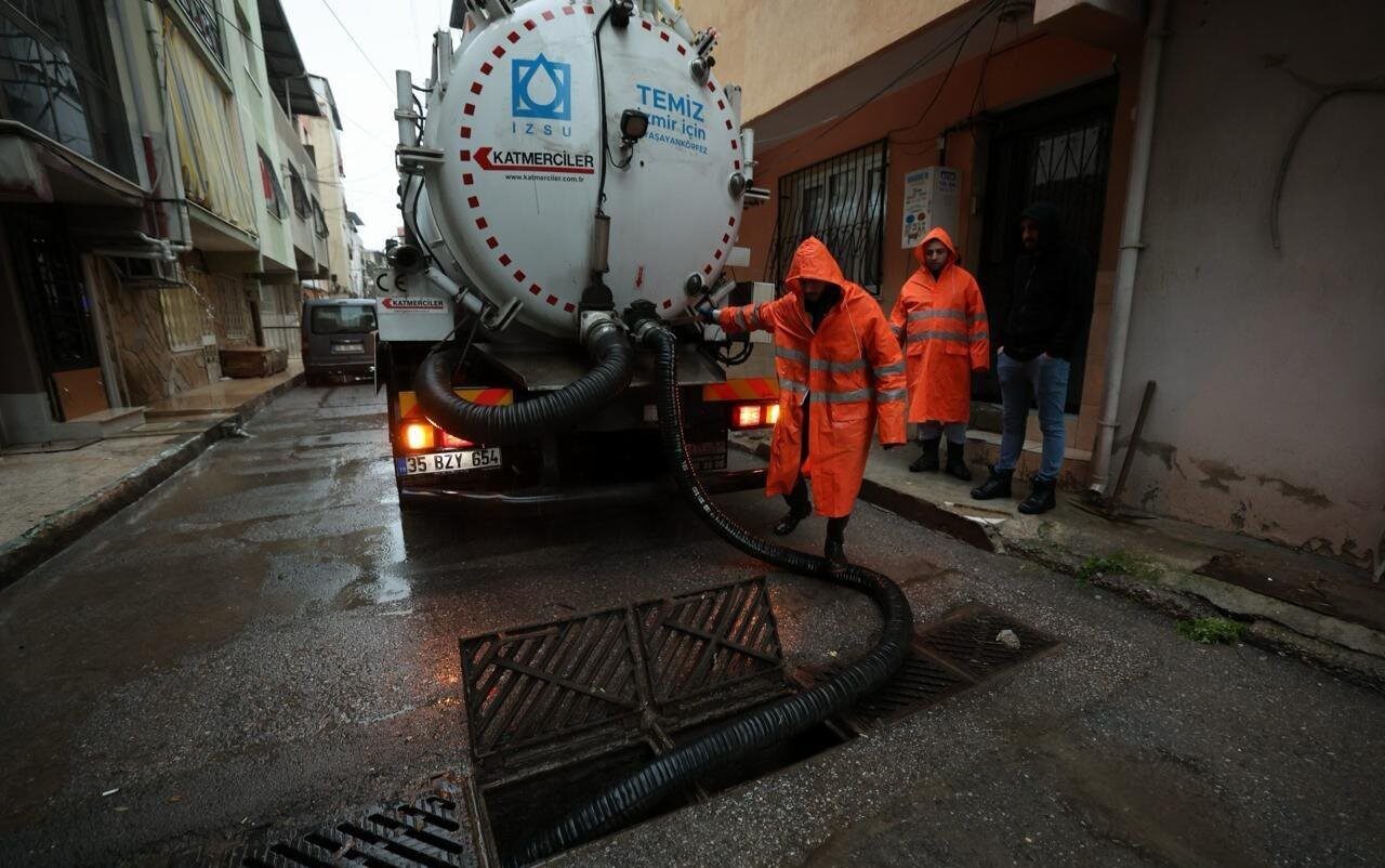 Meteoroloji’nin turuncu kodlu yağış uyarısı verdiği İzmir’de kuvvetli sağanak kent