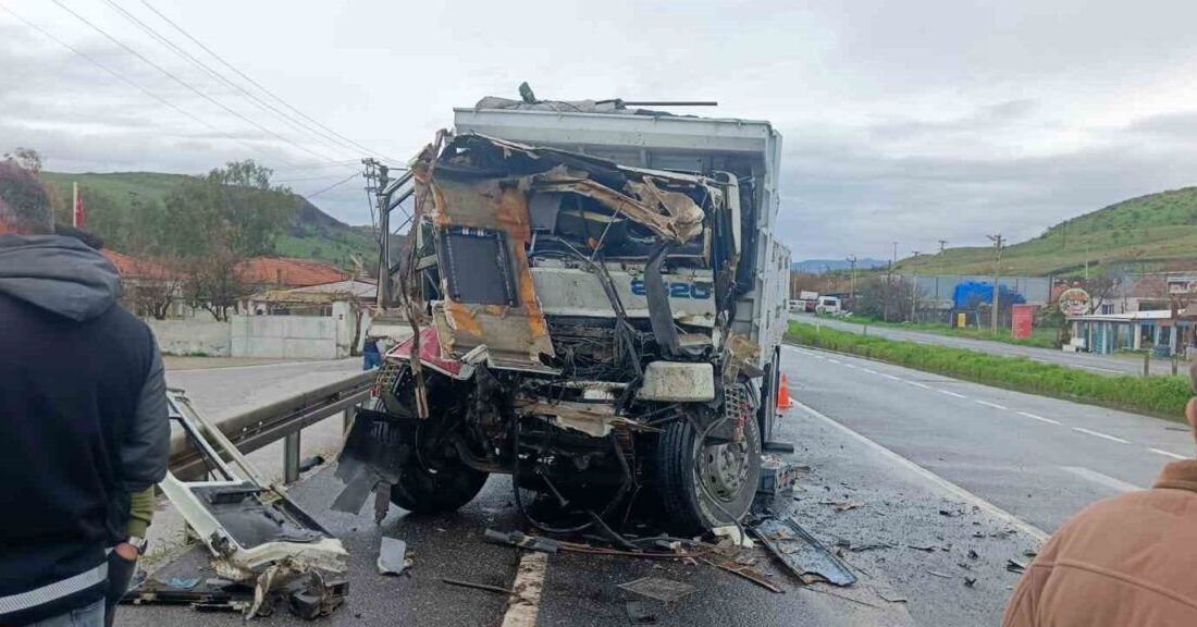 İzmir’in Aliağa ilçesinde Çiğli Belediyesine ait kamyona arkadan çarpan kamyonun