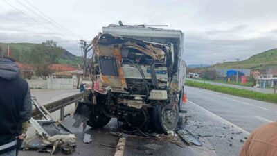 İzmir’in Aliağa ilçesinde Çiğli Belediyesine ait kamyona arkadan çarpan kamyonun