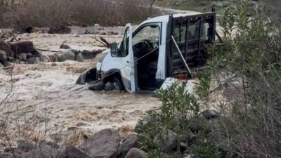 İzmir’de etkili olan sağanak yağış hayatı olumsuz etkilerken, derede mahsur