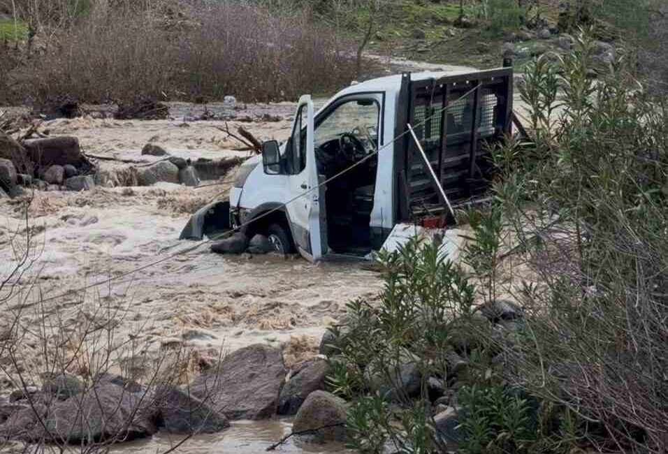 İzmir’de etkili olan sağanak yağış hayatı olumsuz etkilerken, derede mahsur