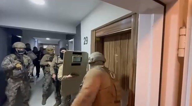 İzmir’de, yasa dışı bahis faaliyetlerini ’finans evleri’ üzerinden yürüten ve