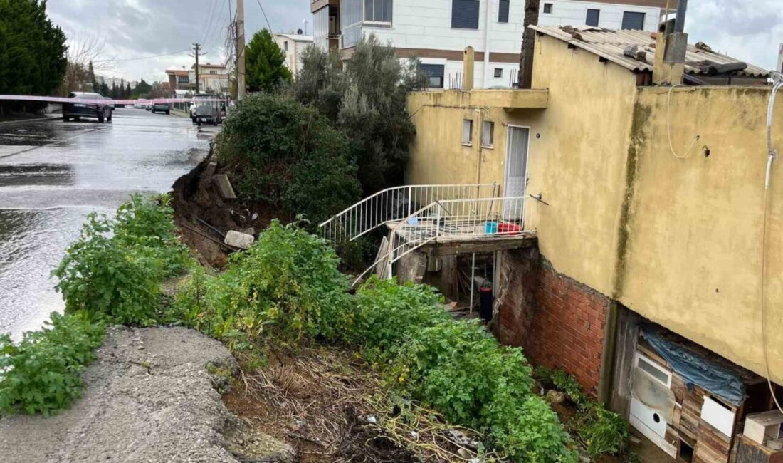 İzmir’in Aliağa ilçesinde etkili olan yağışlar nedeniyle bir evin istinat