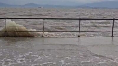 İzmir’in Dikili ilçesine bağlı Çandarlı Mahallesi’nde etkili olan fırtına nedeniyle