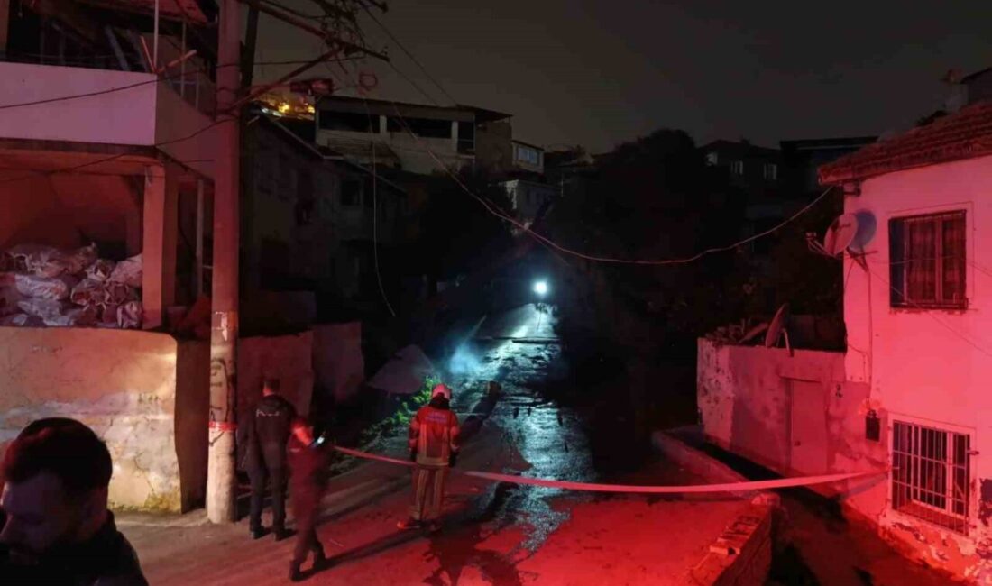 İzmir’in Konak ilçesinde şiddetli fırtınanın etkisiyle tellerin üzerine devrilen 15