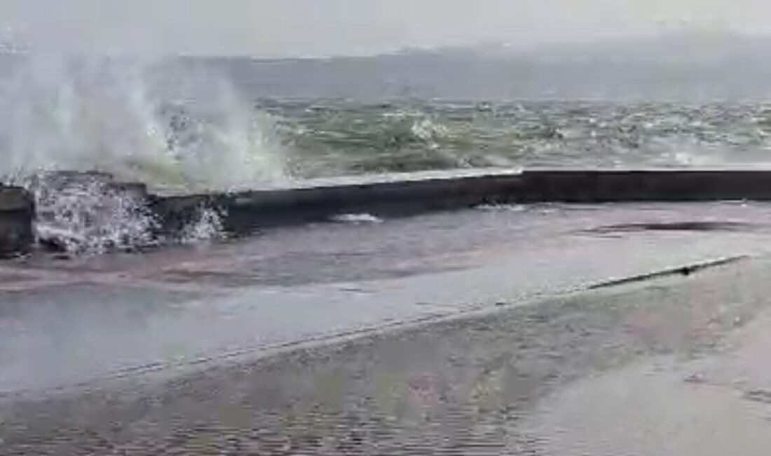 İzmir genelinde etkili olan kuvvetli rüzgar, denizde şiddetli dalgaların oluşmasına