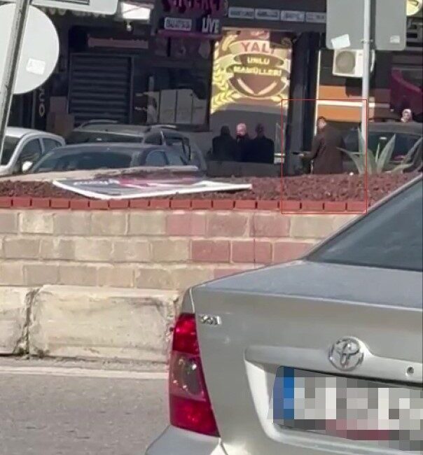 İzmir’in Karabağlar ilçesinde husumetlisi olduğu öğrenilen şahsın kapalı olan iş