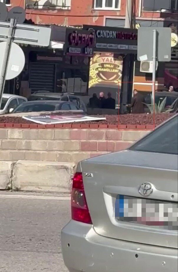 İzmir’in Karabağlar ilçesinde husumetlisi olduğu öğrenilen şahsın kapalı olan iş