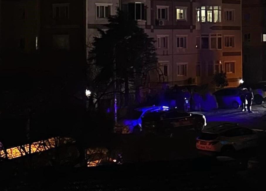 İzmir’in Bornova ilçesinde işe gitmek için evinden çıkan genç, kapıda