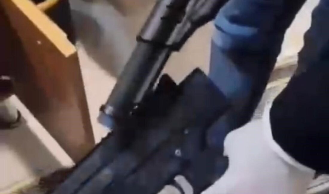 İzmir’in Karabağlar ilçesinde ateşli silahla yaralanma ihbarı üzerine bir eve