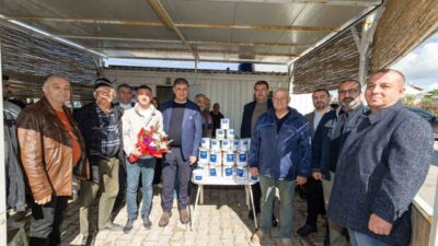 İzmir Büyükşehir Belediye Başkanı Cemil Tugay, küçük ölçekli balıkçıların çalışma