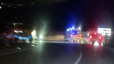 İzmir’in Foça ilçesinde kontrolden çıkarak duvara çarpan motosikletin sürücüsü yaşamını