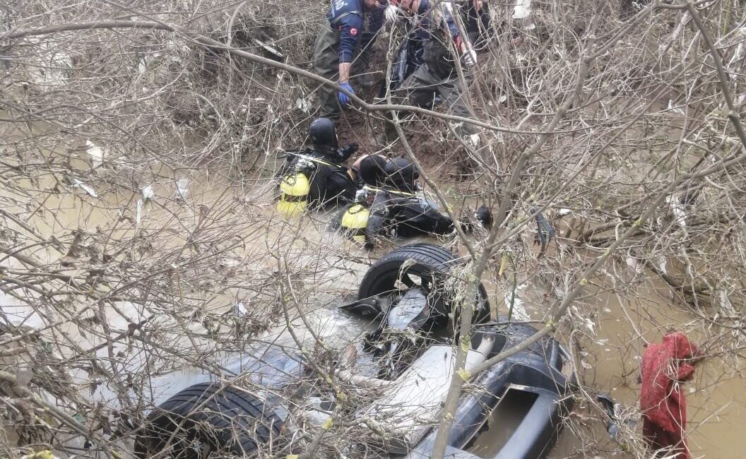 İzmir’in Menderes ilçesinde kontrolden çıkan otomobilin dere yatağına devrilmesi sonucu