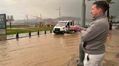 İzmir’de öğle saatlerinde etkili olan sağanak yağış hayatı olumsuz etkiledi.