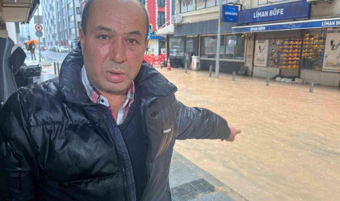 İzmir’de gece boyunca etkili olan sağanak yağış bazı cadde ve