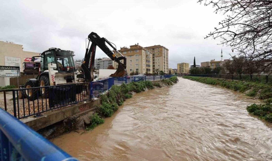 İzmir’de gece saatlerinden itibaren etkili olan sağanak yağış nedeniyle kent