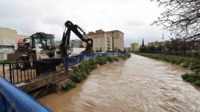 İzmir’de gece saatlerinden itibaren etkili olan sağanak yağış nedeniyle kent