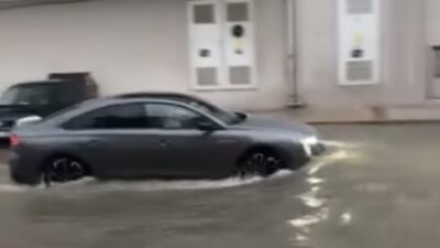 İzmir’de akşam saatlerinde etkisini artıran sağanak nedeniyle cadde ve sokaklar