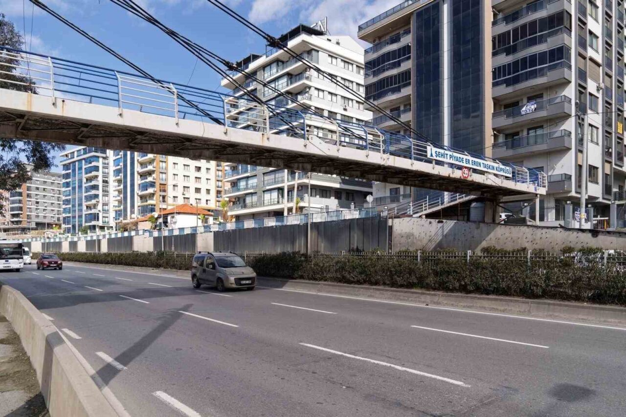 İzmir Büyükşehir Belediyesi, şehitlerin isimlerini kent hafızasında yaşatma geleneğini sürdürüyor.