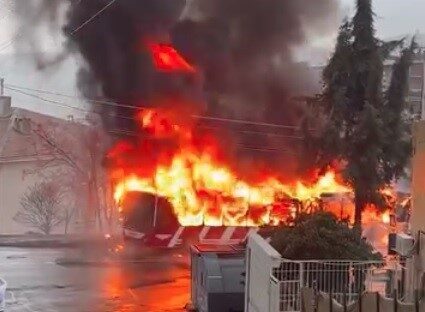İzmir’in Karabağlar ilçesinde seyir halindeki belediye otobüsünde çıkan yangın paniğe