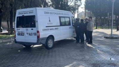 İzmir’in Torbalı ilçesinde sağanak yağış nedeniyle suyla dolan alt geçitte