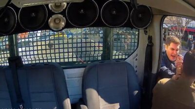 İzmir’in Narlıdere ilçesinde bir sürücüye darp olayına karışan 2 polis