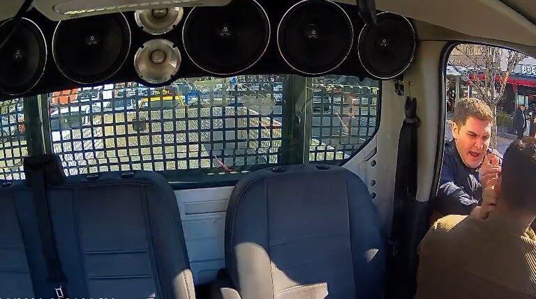 İzmir’in Narlıdere ilçesinde bir sürücüye darp olayına karışan 2 polis