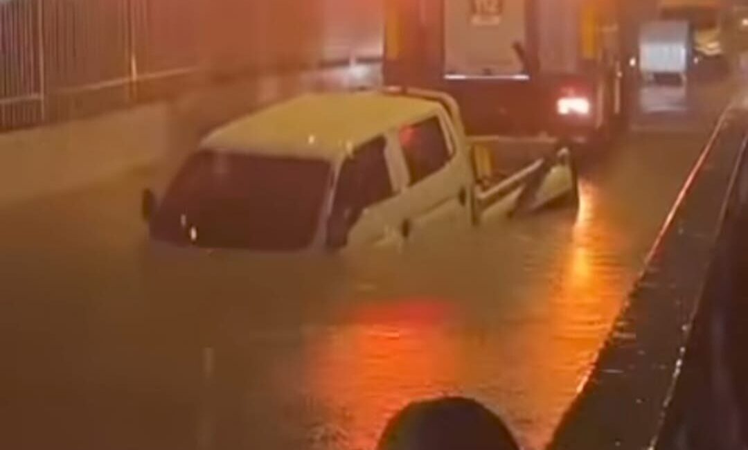 İzmir’in Torbalı ilçesinde sağanak yağış nedeniyle suyla dolan alt geçitte