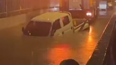 İzmir’in Torbalı ilçesinde sağanak yağış nedeniyle suyla dolan alt geçitte