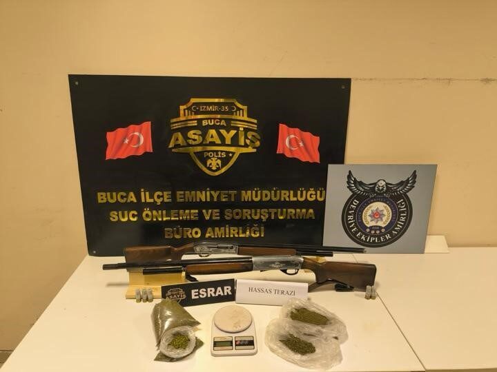 İzmir’in Buca ilçesinde polis ekiplerince uyuşturucu madde ticaretine yönelik gerçekleştirilen