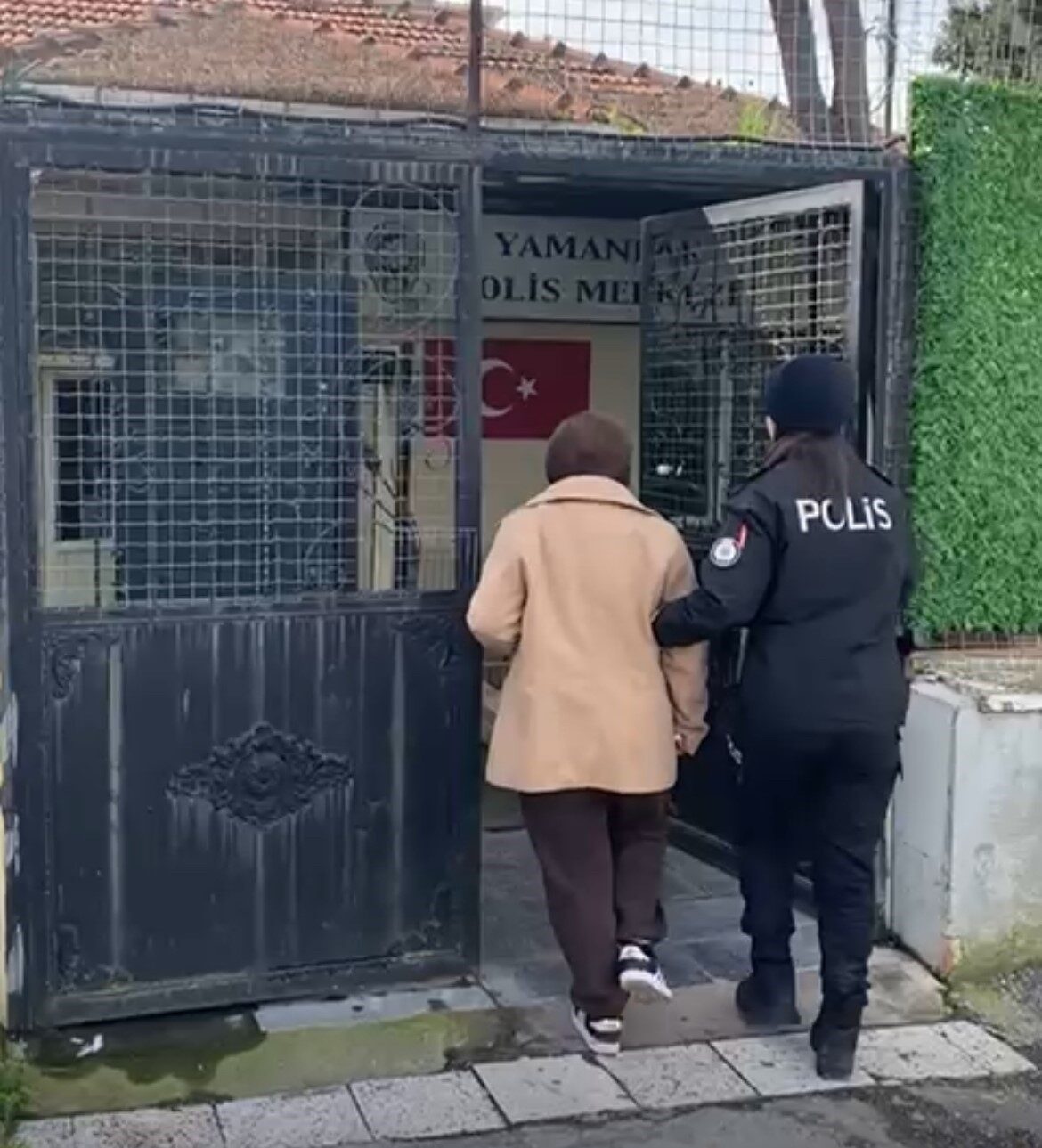 İzmir’in Bayraklı ilçesinde polis ekipleri tarafından durdurulan ve 15 yıl
