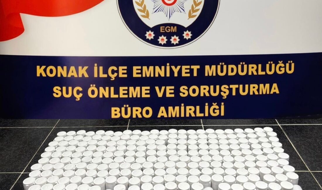 İzmir’in Konak ilçesinde polis ekiplerince 10 adrese düzenlenen eş zamanlı