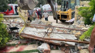 İzmir’in Menemen ilçesinde bir düğün salonunun bahçe girişindeki dekoratif kemerin